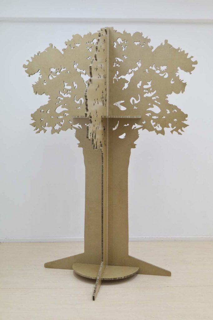 סטנד קרטון מעוצב בצורת עץ